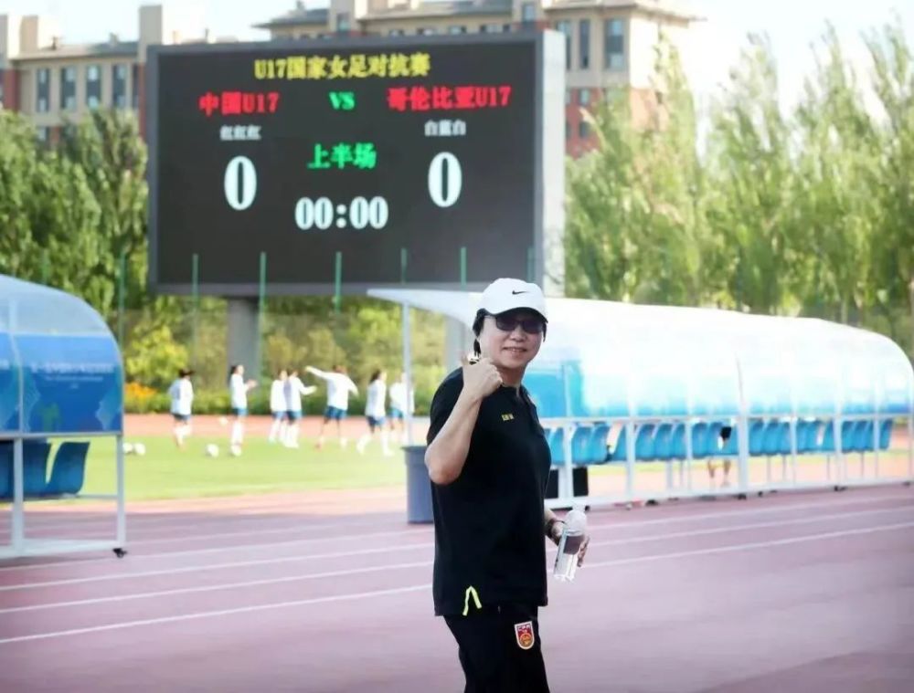 全数影片也只有在黑娃与小娥在高空麦垛做爱时看到了段奕宏那惊鸿一瞥的屁股，和在鹿子霖与田小娥闹翻时看到了张雨绮那望眼欲穿的年夜腿，除此以外，影片中的人物都以年夜棉袄包裹成粽子示人。